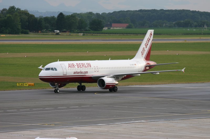 A320 (D-ABDO) der Air Berlin ist ebenfalls ausserplanmig am 21. Juni 2007 (wegen des Unwetters in Wien) in Linz gelandet.