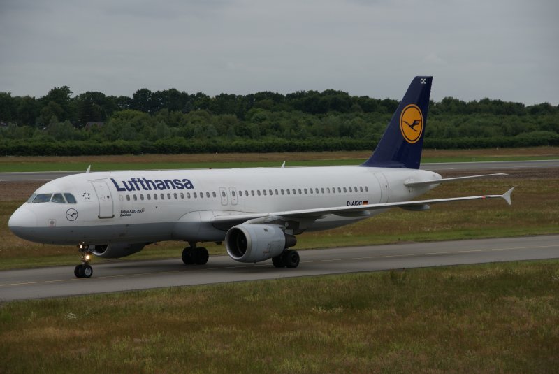 A320 der Lufthansa auf dem Weg zum Terminal nach der Landung
