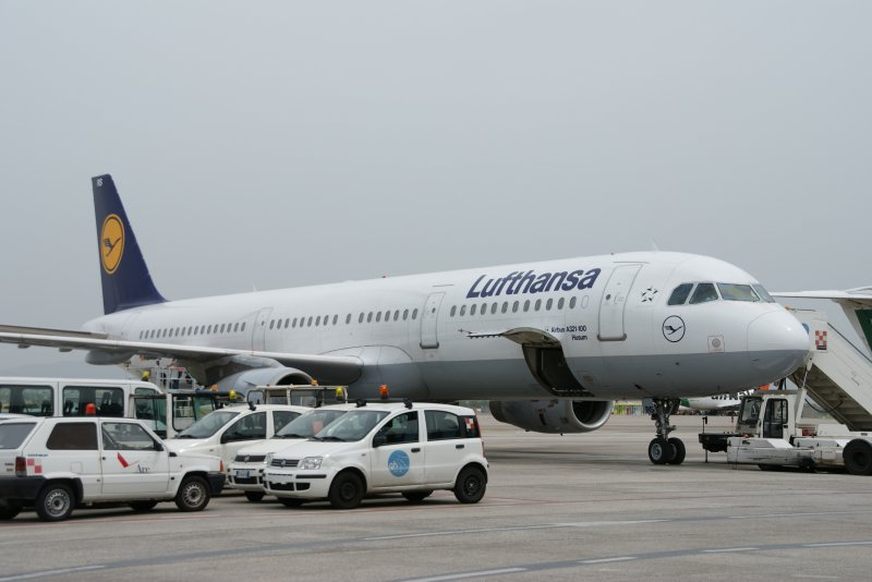 A321 der Lufthansa auf dem Airport von Neapel