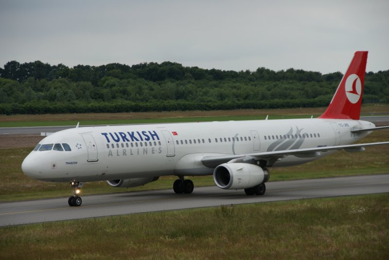 A321 der Turkish Airlines (TC-JPE) auf dem Flughafen Hamburg nach der Landung