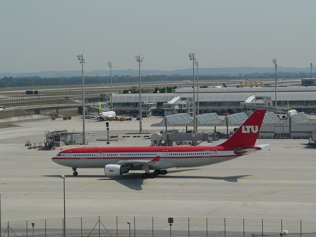 A330-223 der LTU (D-ALPG) aufgenommen am 21.o7.2006 Flughafen Mnchen