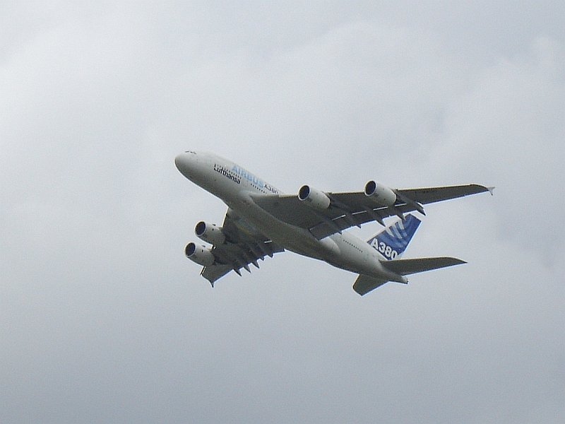 A380 beim Showflug ber dem ILA Gelnde 2006 in Berlin Schnefeld.