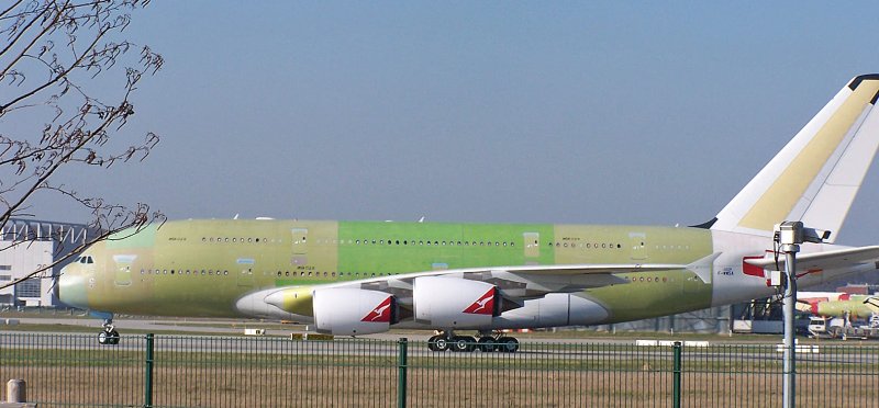 A380 fr Qantas bei Airbus in Hamburg am 03.04.2009. Ein Flickenteppich. Hier kann man schn sehen, aus wie vielen Teilen der A 380 zusammen gesetzt ist.