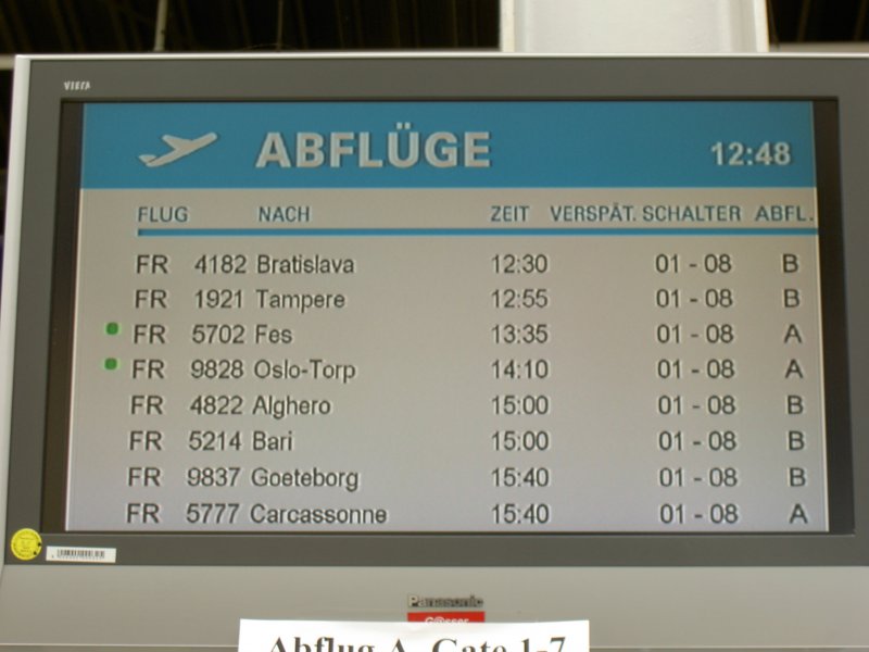 Abflugsanzeige am Flughafen Frankfurt Hahn (HHN). Hier fliegt auer Ryanair fast nichts anderes ab. Entstanden am 9. Juni 2009.