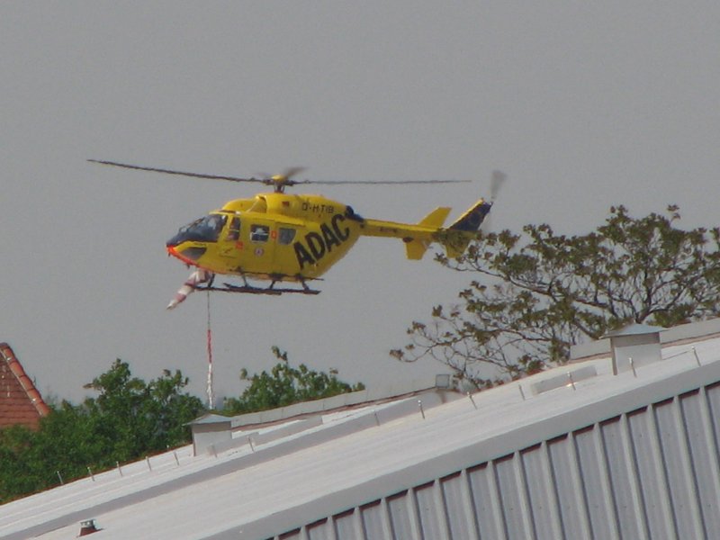 ADAC Rettungshubschrauber D-HTIB vom Typ BK 117 beim Landeanflug auf das Haus der Unfallchirugie des Universittsklinikum Dresden.28.04.07