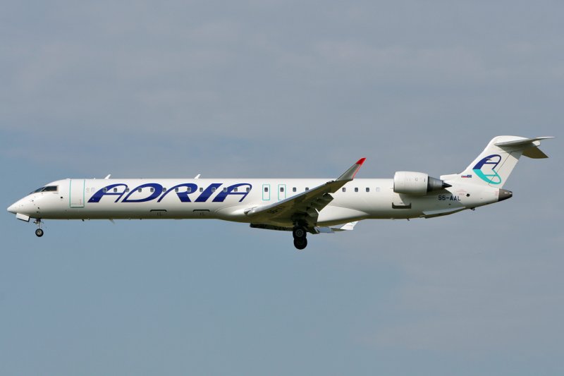 Adria Airways Canadair Regional Jet CRJ900 , die neueste Maschine S5-AAL ,im Landeanflug auf Rwy 14 (Erstbesuch in ZRH) 20.Juni 2007