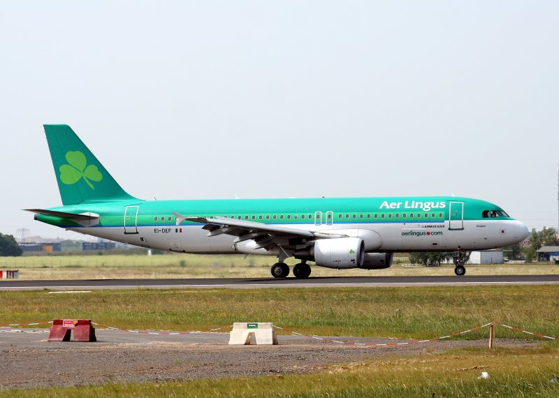 Aer Lingus A 320-214 EI-DEF nach der Landung in Berlin-Schnefeld am 30.05.2008