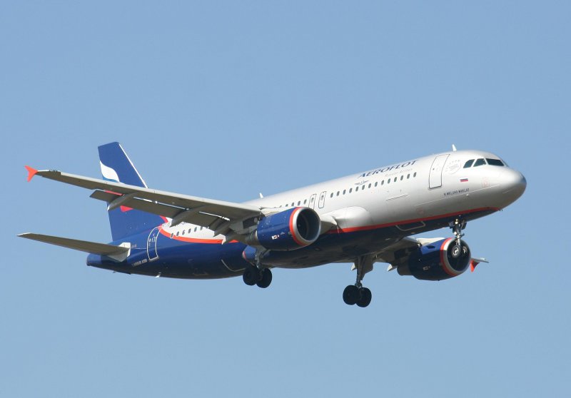 Aeroflot A 320-214 VP-BME   N.Mikluho-Maklay   bei der Landung in Berlin-Schnefeld am 03.04.2009
