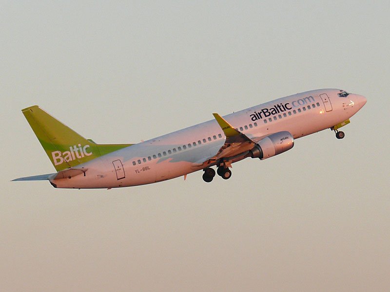 Air Baltic 733 YL-BBL startet in Berlin TXL 15.12.2007 in den Sonnenaufgang - nach einer langen Periode mit eher schlechten Wetter, endlich wieder einmal Sonnenschein