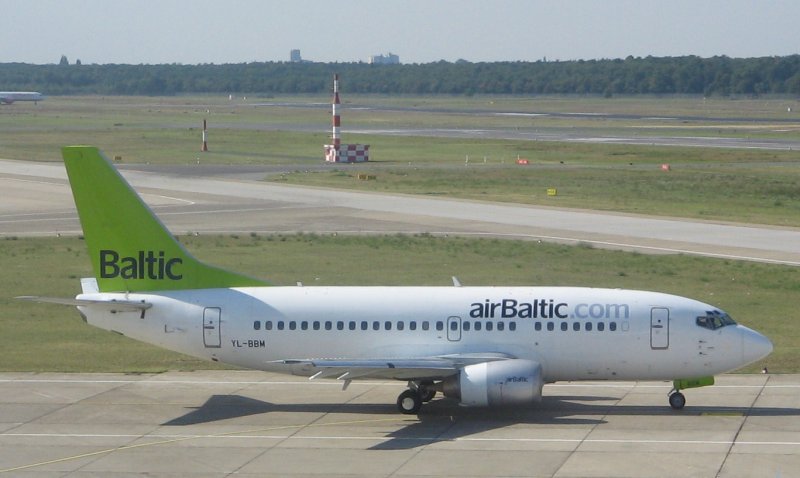 Air Baltic-Boeing 737-500 beim Taxiing in Berlin-Tegel