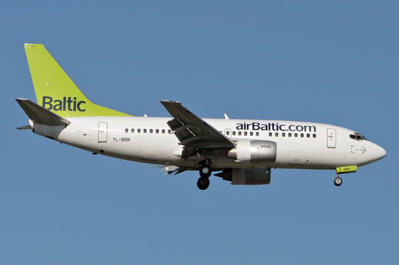 Air Baltic, Boeing 737-522 im Endanflug auf Rwy 34.  24.6.2007
