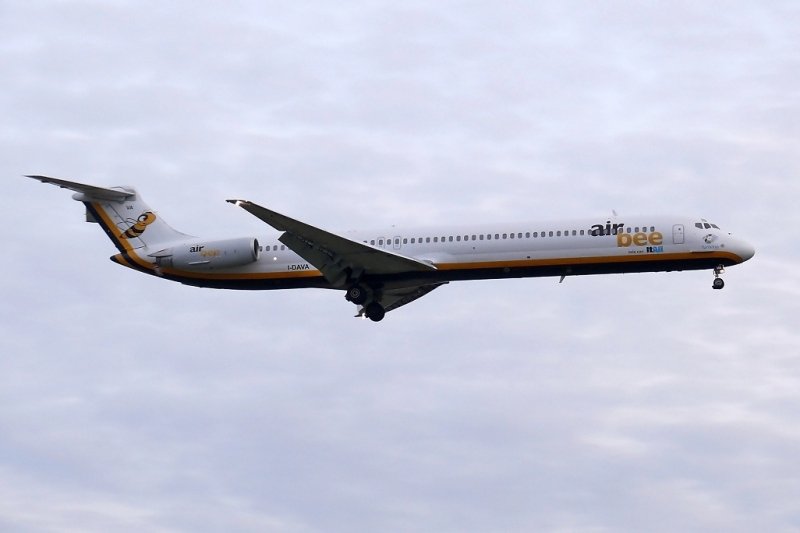 air bee MD 83 I-DAVA im Landeanflug auf die Rwy 26R in Berlin TXL am 15.03.2008