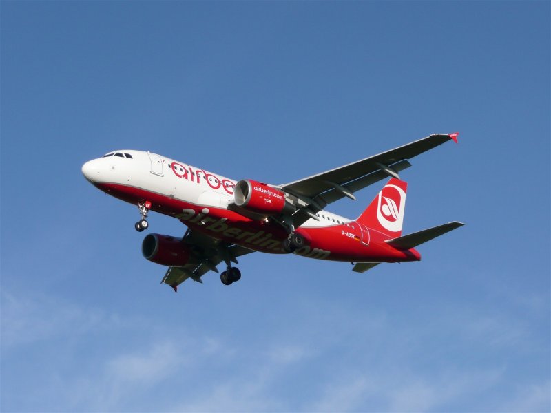Air Berlin A 319 aus Hamburg vor Landung In Zrich-Kloten (7.8.08).