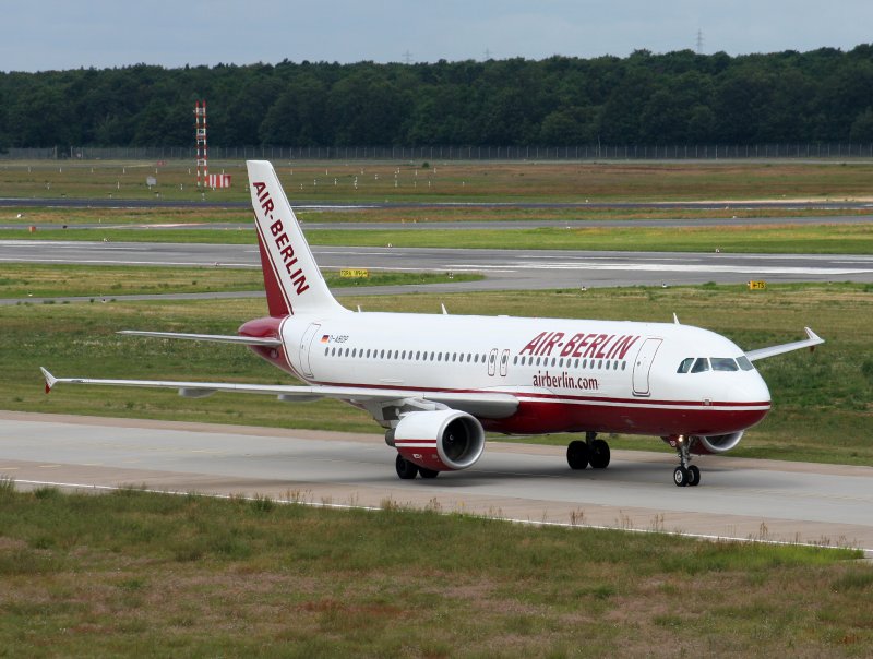 Air Berlin A 320-214 D-ABDP bei der Ankunft auf dem Flughafen Berlin-Tegelam 26.07.2009