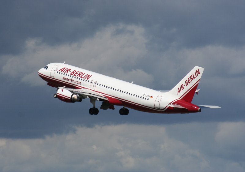 Air Berlin A 320-214 D-ABDP beim Start in Berlin-Tegel am 26.07.2009
