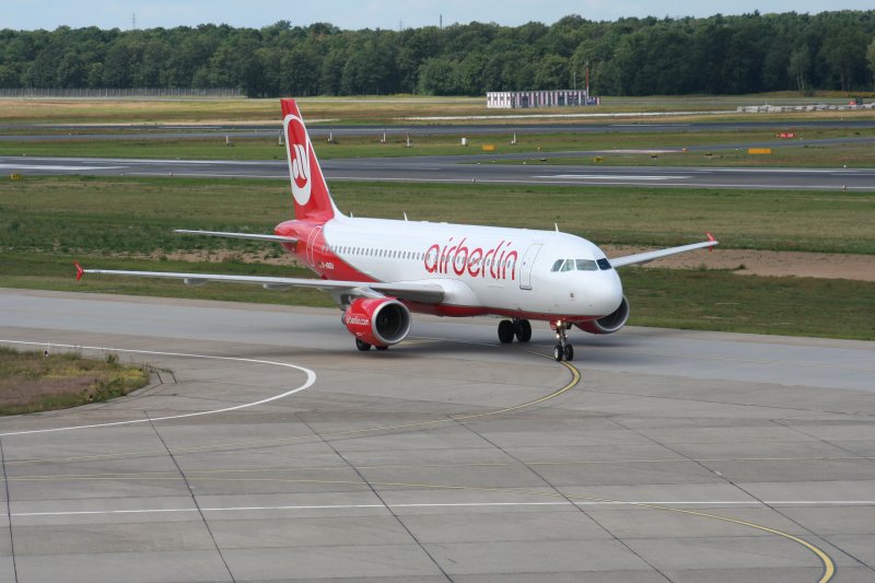 Air Berlin A 320-214 D-ABDU bei der Ankunft auf dem Flughafen Berlin-Tegel am 26.07.2009