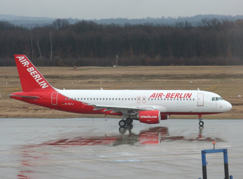Air Berlin A 320-214 D-ALTJ am 10.03.2009 auf dem Flughafen Kln-Bonn im strmenden Regen