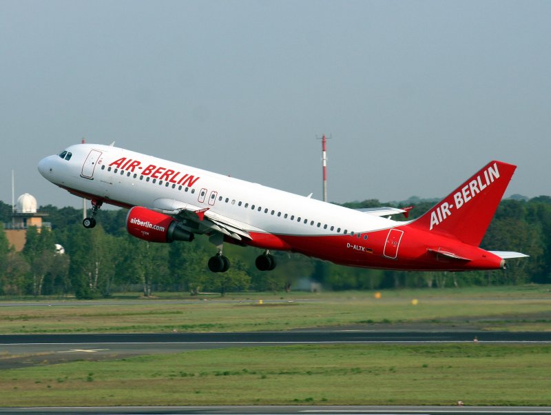 Air Berlin A 320-214 D-ALTK beim Start in Berlin-Tegel am 30.04.2009