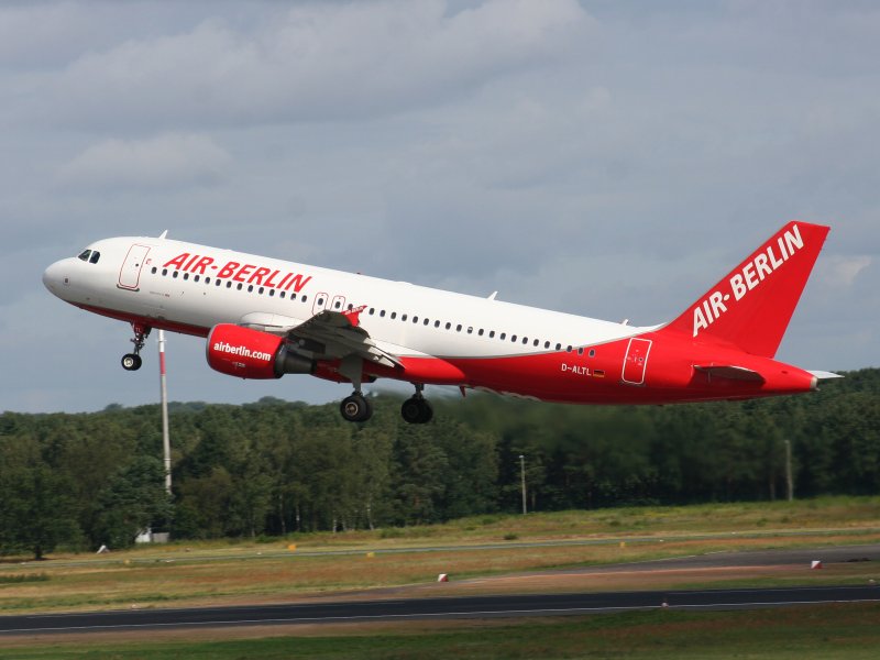 Air Berlin A 320-214 D-ALTL beim Start in Berlin-Tegel am 26.07.2009