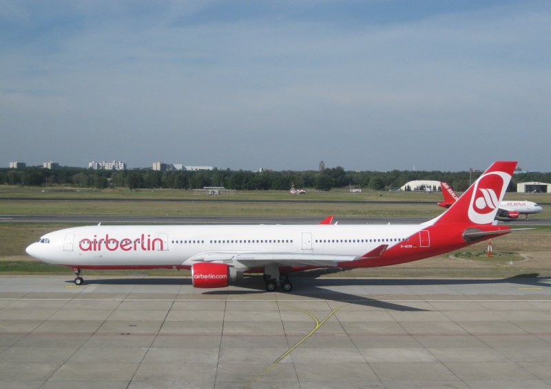 Air Berlin-Airbus A330-200 beim Taxiing in Berlin-Tegel