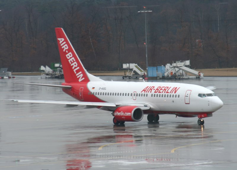 Air Berlin B 737-75B D-AGEL am 10.03.2009 im strmenden Regen auf dem Flughafen Kln-Bonn
