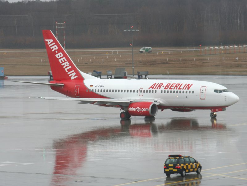 Air Berlin B 737-75B D-AGEU am 10.03.2009 im strmenden Regen auf dem Flughafen Kln-Bonn
