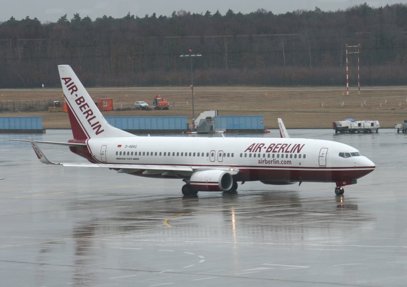 Air Berlin B 737-86J/WL) D-ABAG am 10.03.2009 im strmenden Regen auf dem Flughafen Kln-Bonn
