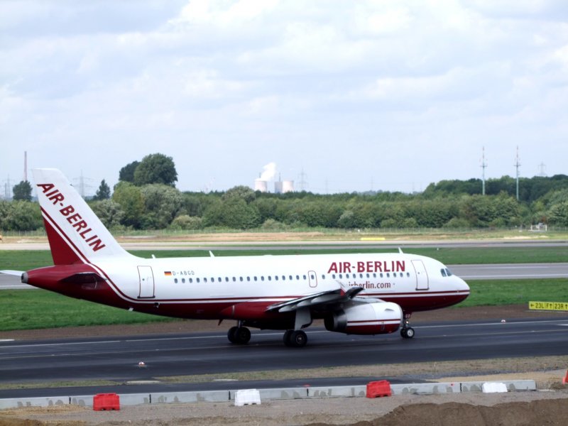 AIR-BERLIN D-ABGD wartet am Flughafen Dsseldorf auf die Starterlaublnis; 080904