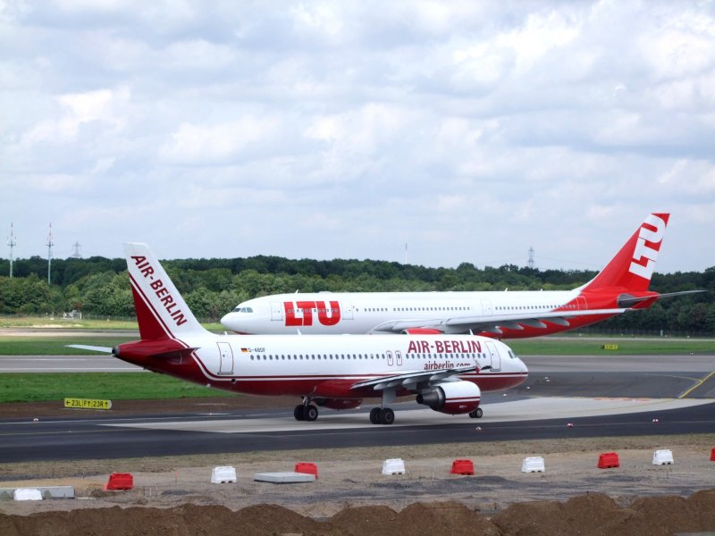 AIR-BERLIN(D-ABDF) wartet auf die Startfreigabe whrend LTU gerade gelandet ist; 080904