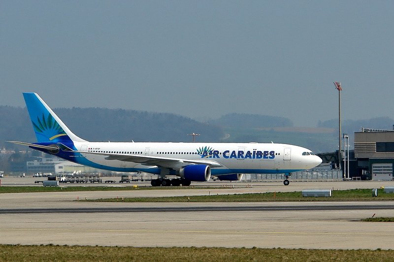 Air Caraibes, F-OFDF, Airbus A330-223. Ein interessanter Besuch Besuch in Kloten ist dieser Airbus mit seinem leuchtend blauen Leitwerk. 5.4.2007