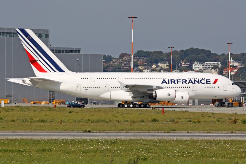 Air France Airbus A380-861 F-WWSB c/n 033 wird F-HPJA in XFW Hamburg Finkenwerder ,am 08,09,09