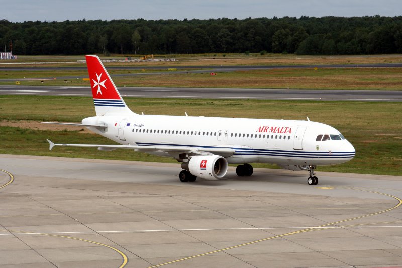 Air Malta A 320-214 9H-AEN bei der Ankunft auf dem Flughafen Berlin-Tegel am 26.07.2009