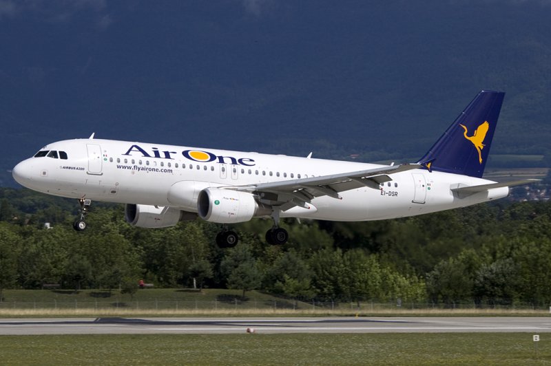 Air One, EI-DSR, Airbus, A320-216, 19.07.2009, GVA, Geneve, Switzerland 


