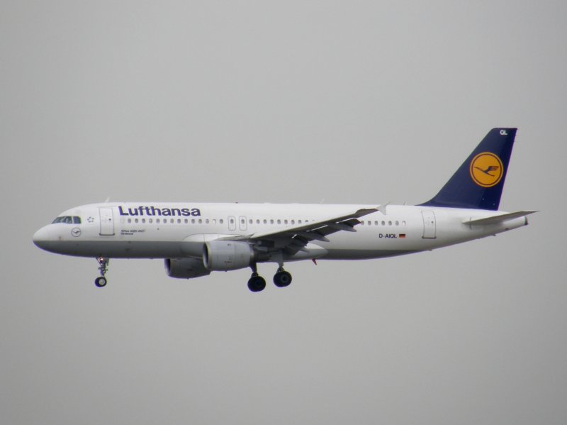 Airbus A 320-200  Dortmund  bei der Landung in Frankfurt am Main am 07.08.2008.