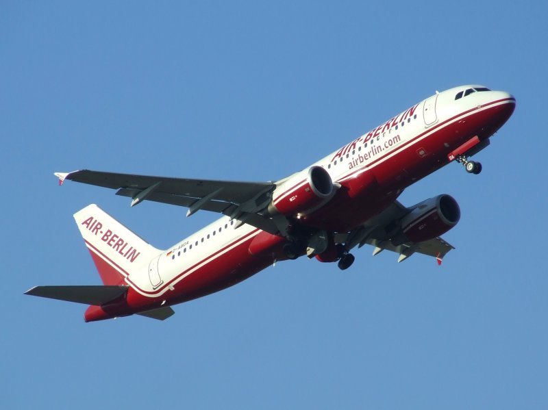 Airbus A 320-214 (D-ABDA) der AirBerlin beim Start in Dsseldorf am 27.12.2008.