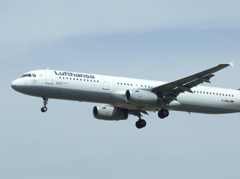 Airbus A 321-100  Wrzburg  der Lufthansa bei der Landung in Frankfurt am Main am 07.08.2008.