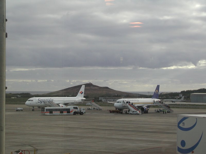Airbus A 321 und Airbus A 320 auf dem Flughafen von Gran Canaria (Spanien) vom 4.April.2003