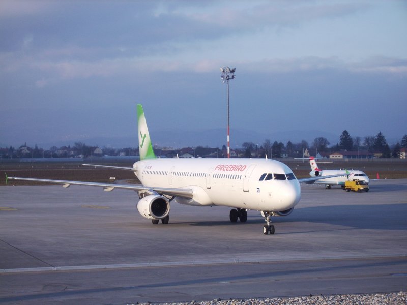Airbus A-321 von Freebird und im Hintergrand ein Canadair Regional Jet von Austrian arrows