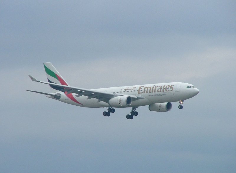 Airbus A-330 von Emirates im Landeanflug auf den Flughafen Frankfurt.