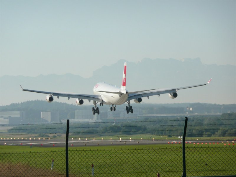 Airbus A 340-300 der Swiss aus Tel Aviv kurz vor dem Aufsetzen auf Piste 14 in Zrich-Kloten (7.8.08).