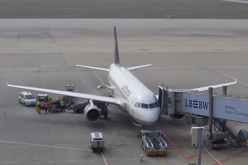 Airbus A319-100 der Lufthansa am Terminal in Stuttgart vor dem Push-back