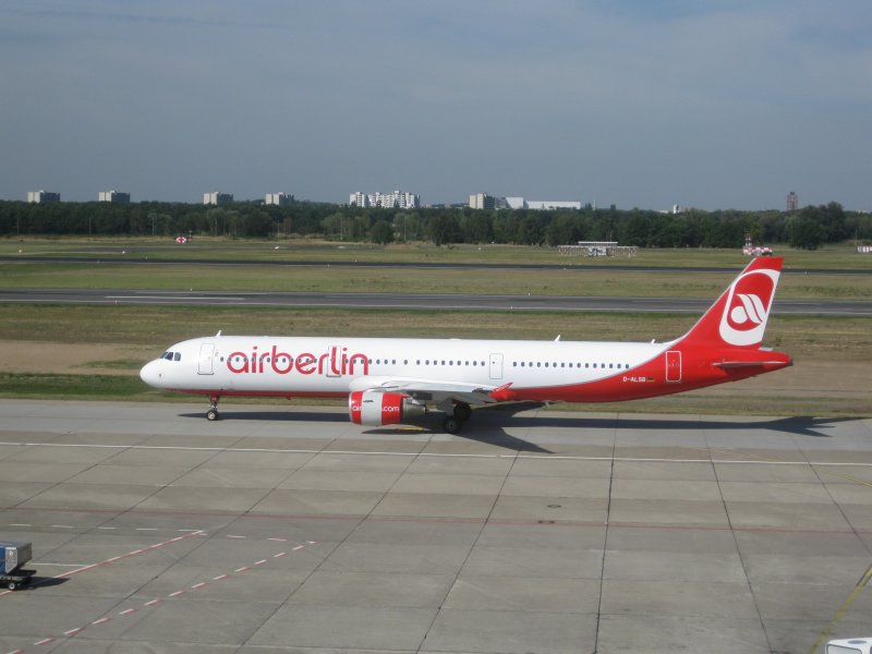 Airbus A321-200 der Air Berlin auf dem Weg zur Startbahn in Berlin Tegel (TXL)