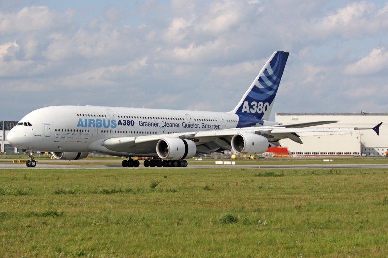 Airbus Industrie Airbus A380-841 F-WWOW c/n 0001 in XFW Hamburg Finkenwerder ,am 04,09,09