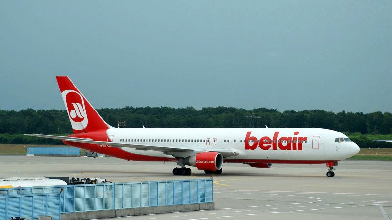 Am 3.Juli 2009 rollt HB-ISE als AB 9648 am Flughafen Kln/Bonn in Richtung Runway fr den Start nach Palma de Mallorca.