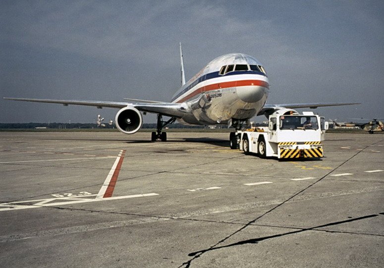America Airlines, Boeing 767-223/ER. Der LuxuryLiner beim push back auf dem Vorfeld. Tegel 90er Jahre.