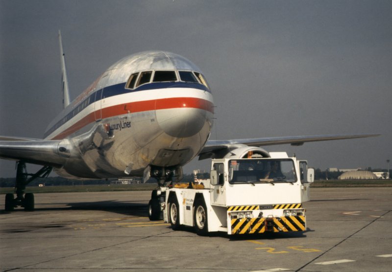 American Airlines, Boeing 767-223/ER. Fr mich eine der schnsten Flugzeubemalungen, die auch heute noch aktuell ist. Tegel 90er Jahre.