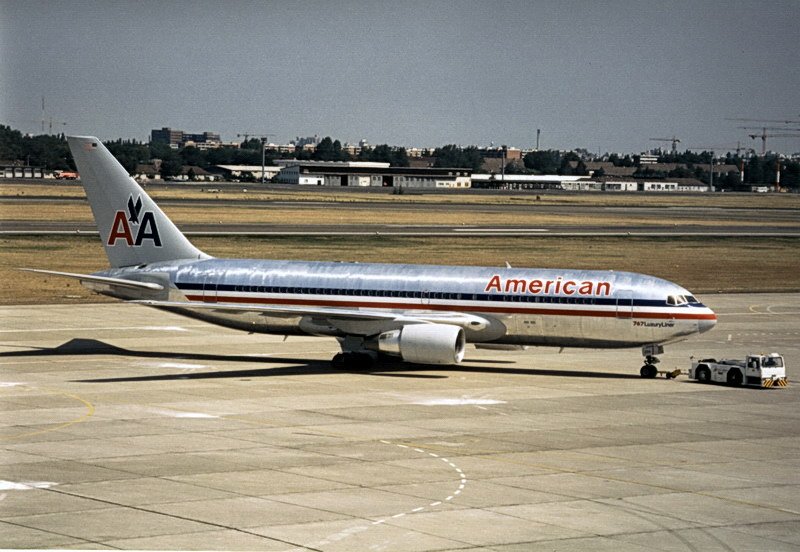 American Airlines, Boeing 767-223/ER. Nach der Wiedervereinigung im Jahr 1990 kamen viele amerikanische Gesellschaften nach Berlin. Tegel 90er Jahre.