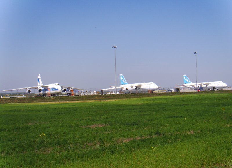 Antonov-Parade am 24.04.2009 in Schkeuditz. Drei Frachter vom Typ AN-124-100 sonnen sich auf dem Frachtfeld Sd des Flughafens Leipzig/Halle, der vierte steht am Wartungssttzpunkt. Insgesamt sind sechs dieser Maschinen in Schkeuditz stationiert.