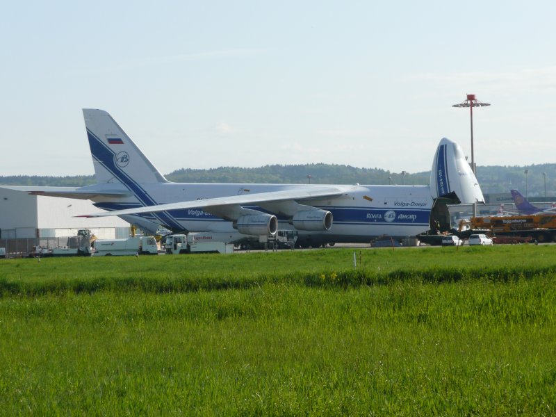 Antonow AN 124 mit geffneter Bugklappe beim beladen in Zrich am 2.5.2008.