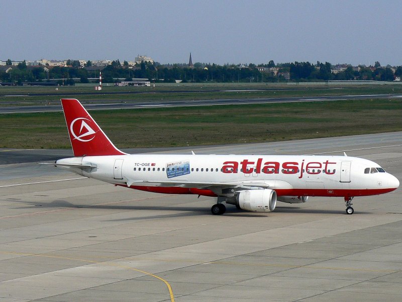Atlasjet A 320-214 TC-OGE am 16.09.2006 auf dem Flughafen Berlin-Tegel